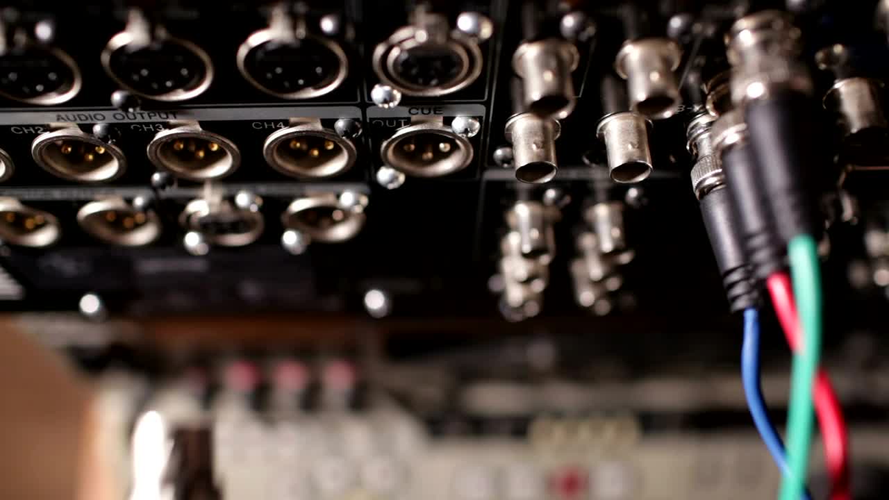 Video Stock Plugging In Cables To A Recorder Live Wallpaper Free - Free Download
