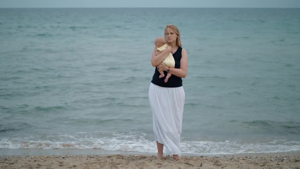 Stock Video Mother Holding Her Baby Alone At The Shor Animated Wallpaper - Free Download
