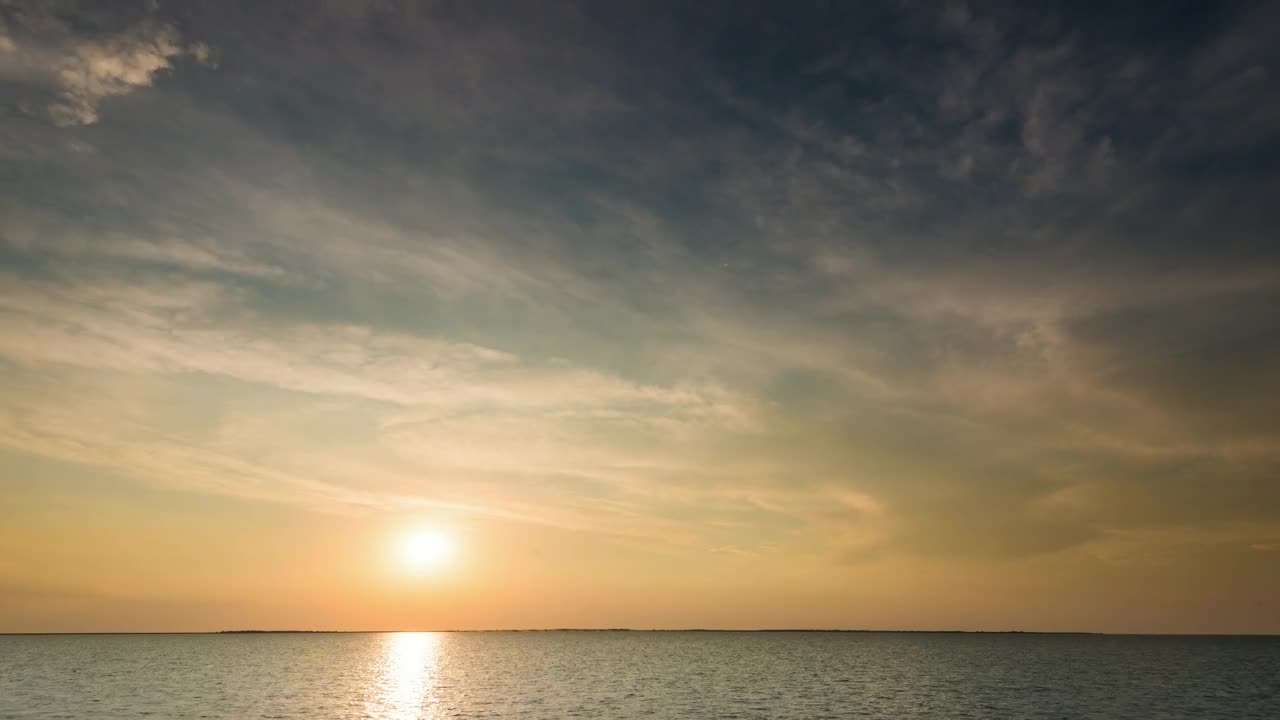 Free Video Stock Sunlight Reflected On A Cloudy Day Live Wallpaper - Free Download