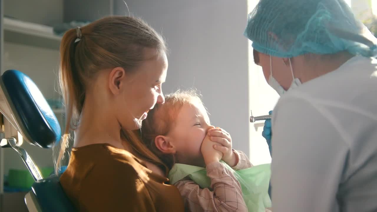 Stock Video Girl Refuses To Open Her Mouth With The Dentist Live Wallpaper For PC - Free Download
