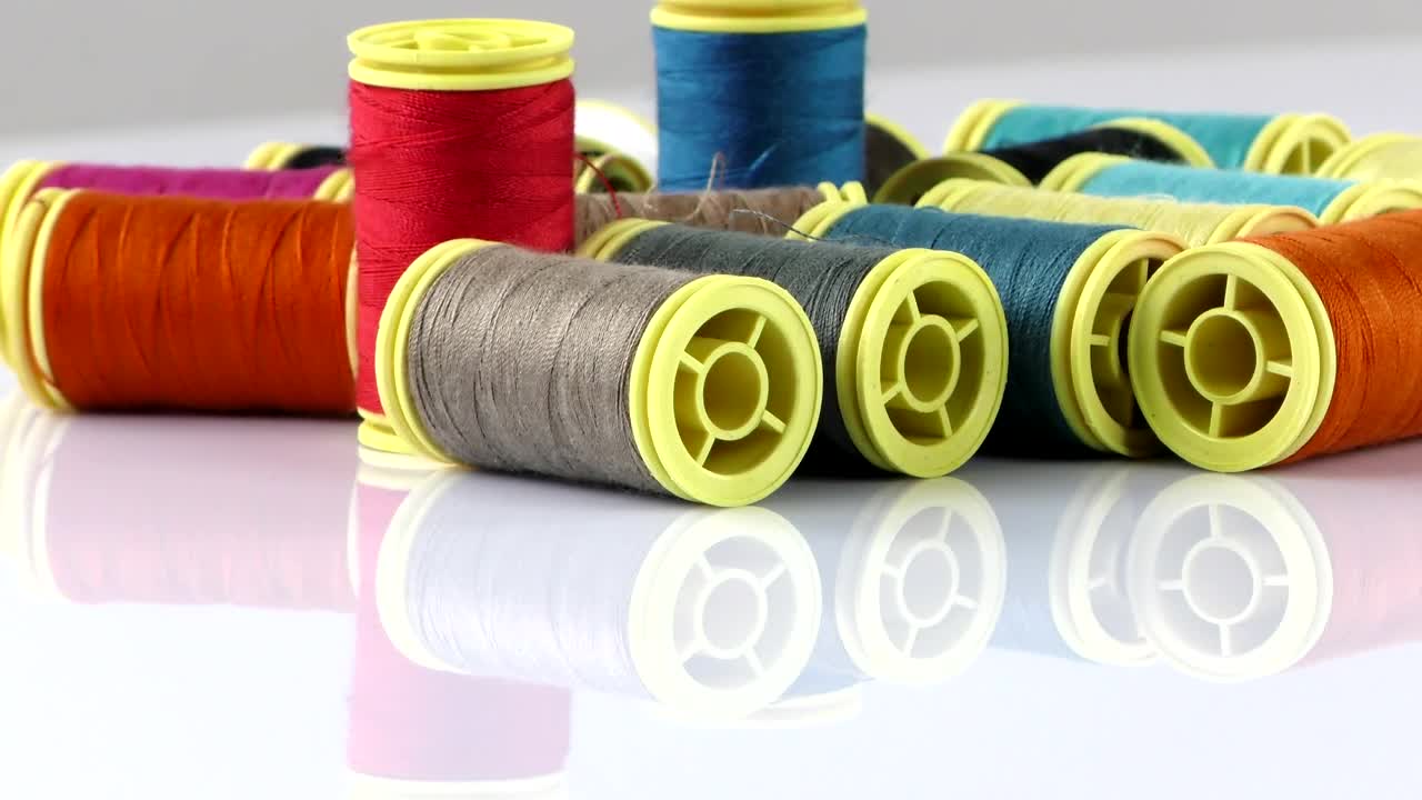 Free Stock Video Rolls Of Thread On A Reflective White Table Live Wallpaper - Free Download