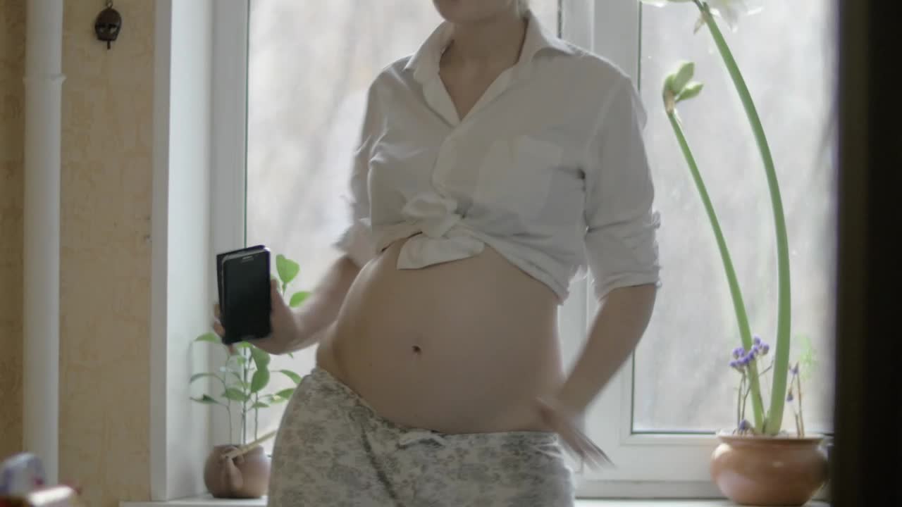 Video Stock Pregnant Woman Dancing Around Live Wallpaper Free - Free Download