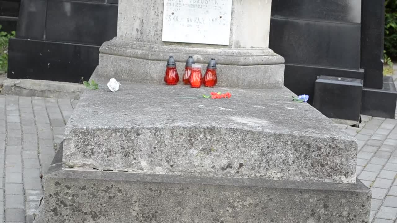 Free Video Stock tiro inclinable de una estatua en un cementerio Live Wallpaper - Free Download