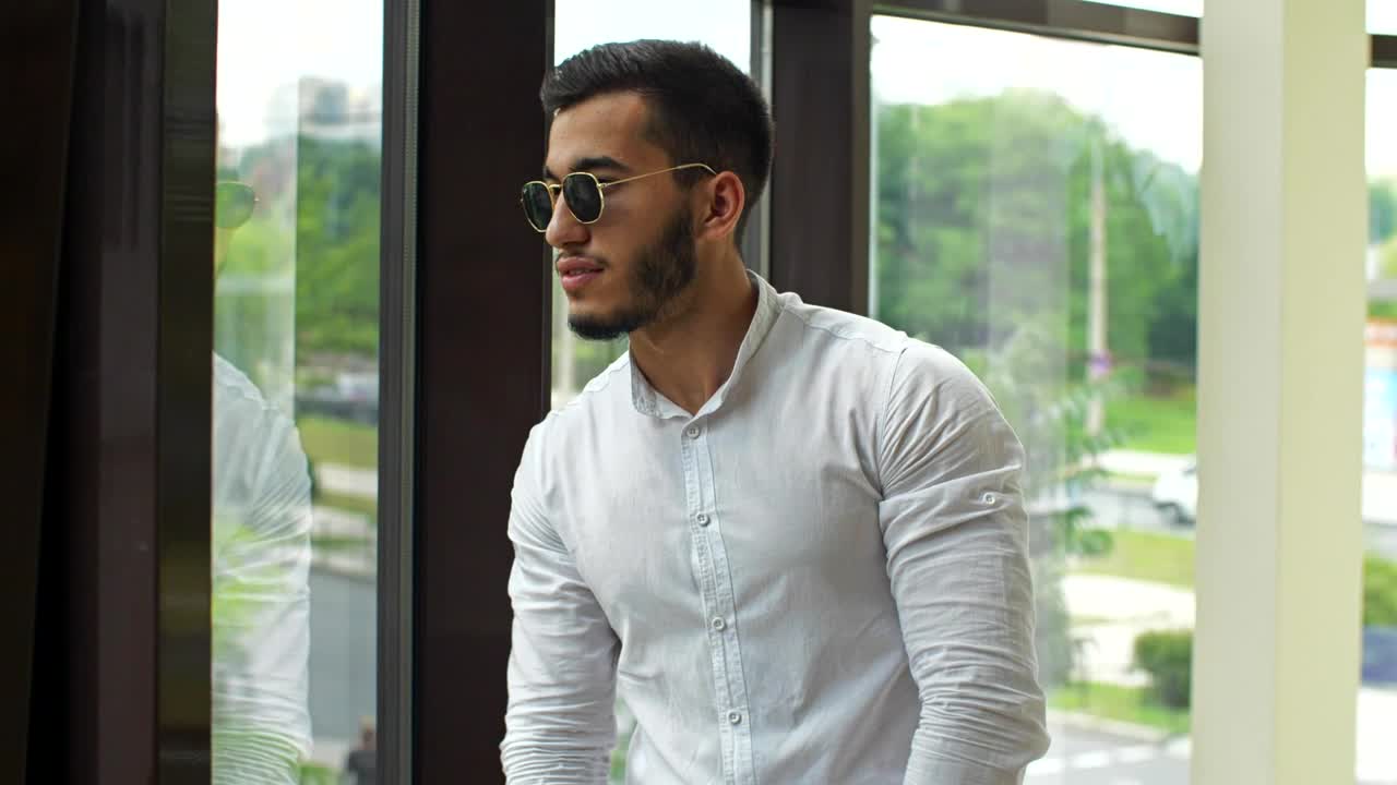 Stock Video Entrepreneur Business Man Waiting For A Meeting Live Wallpaper For PC - Free Download