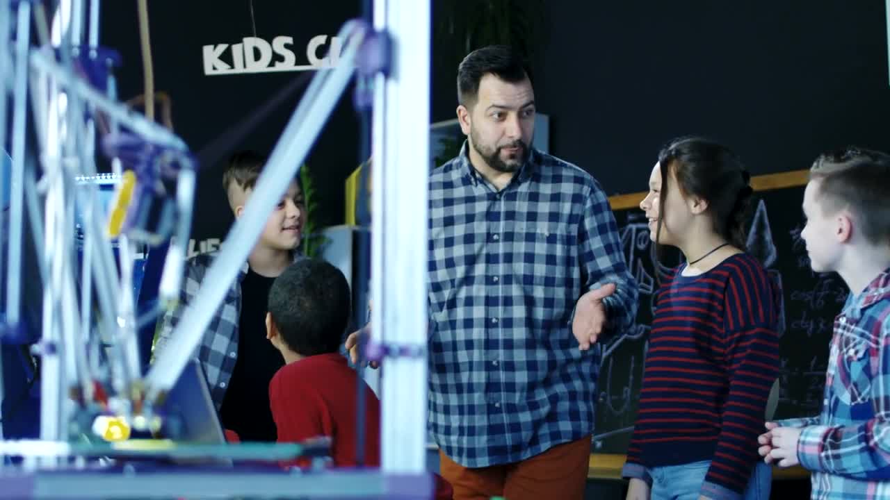 Free Video Stock teacher explaining d technology to kids Live Wallpaper - Free Download