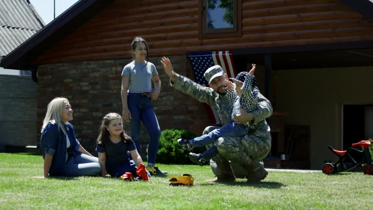 Stock Video Military Man And His Family In The Garde Animated Wallpaper - Free Download
