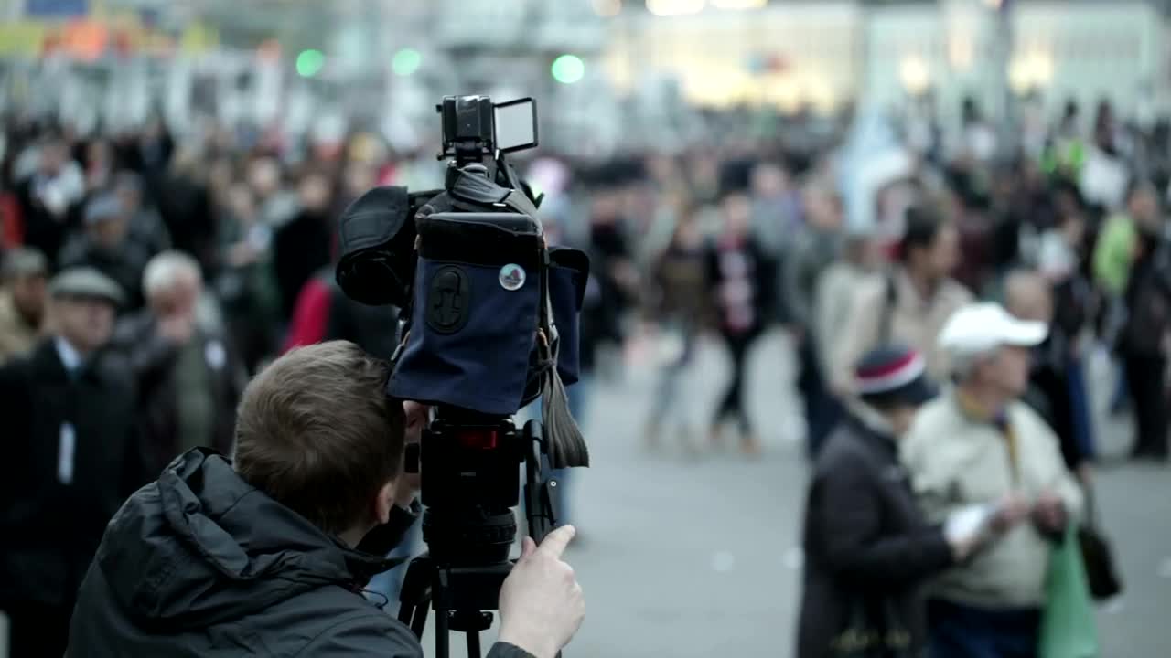 Video Stock Cameraman Filming In The City Live Wallpaper For PC - Free Download