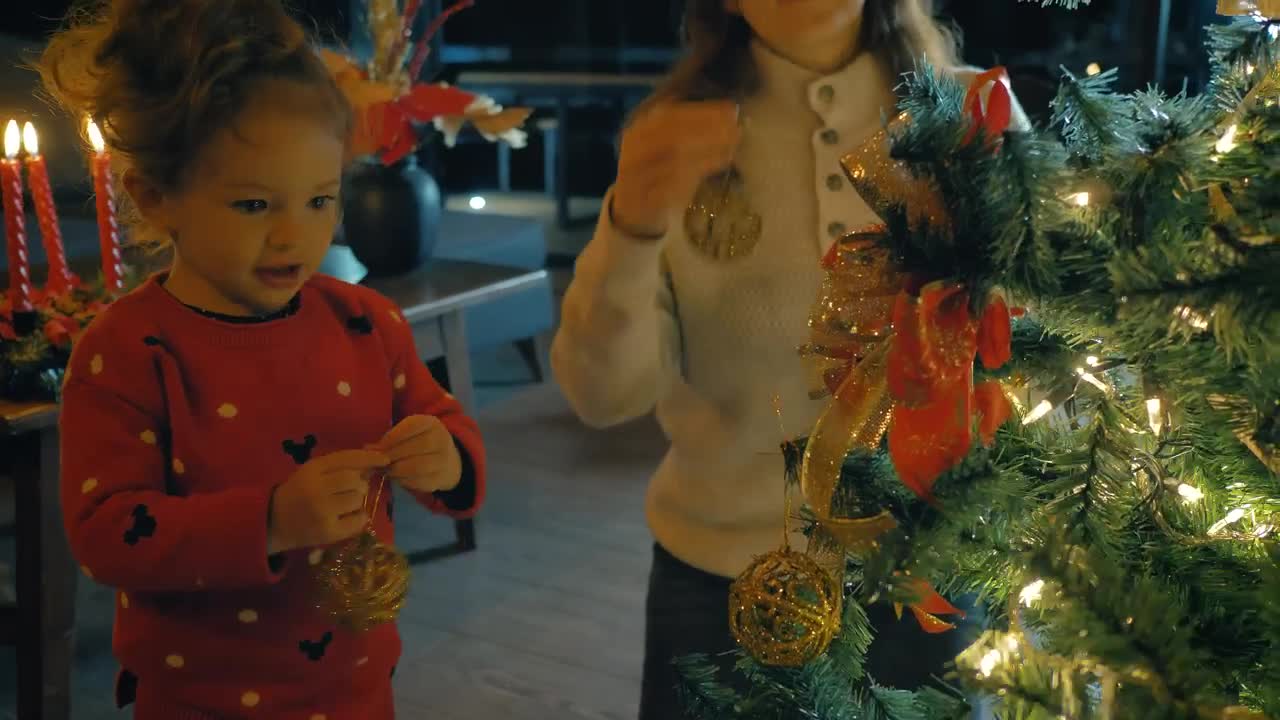 Free Stock Video Two Girls Decorating A Christmas Tree Live Wallpaper - Free Download