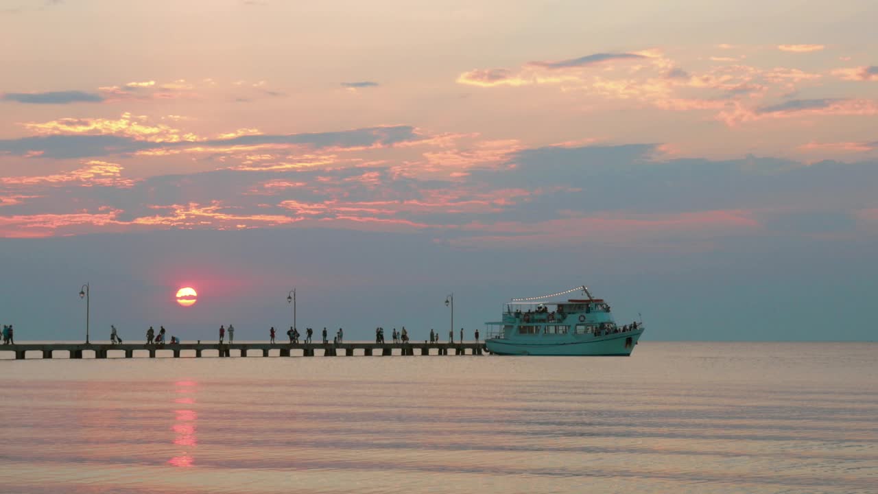 Free Video Stock Small Boat Leaving With Tourists Live Wallpaper - Free Download