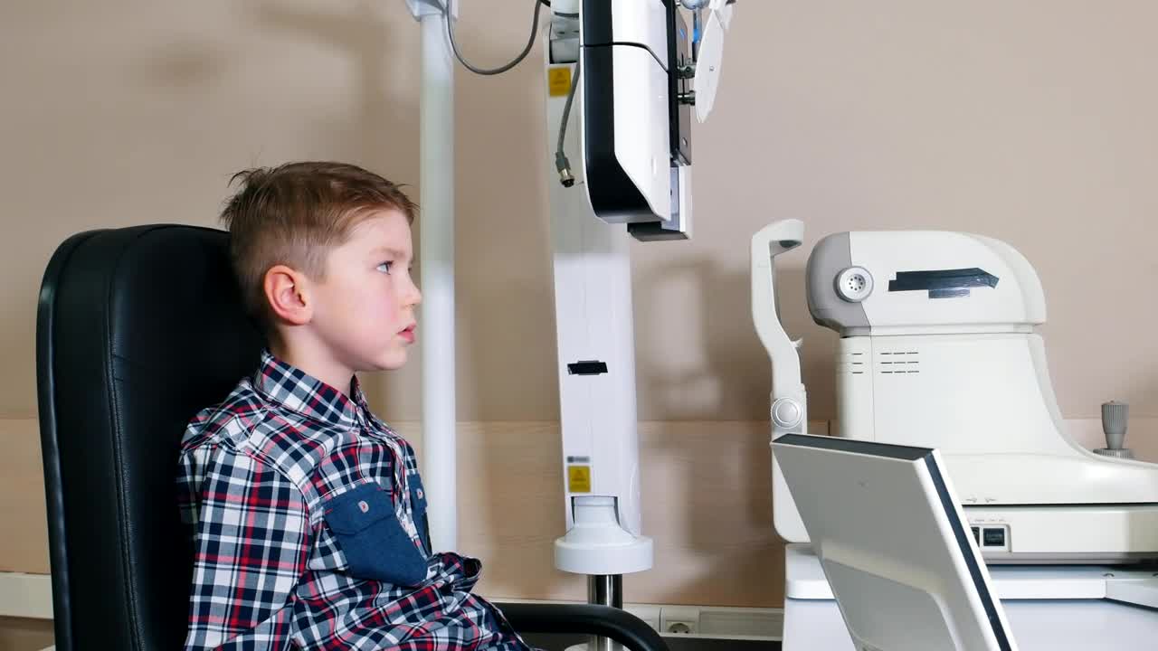 Video Stock Child Putting His Eyesight On An Eye Test Device Live Wallpaper For PC - Free Download