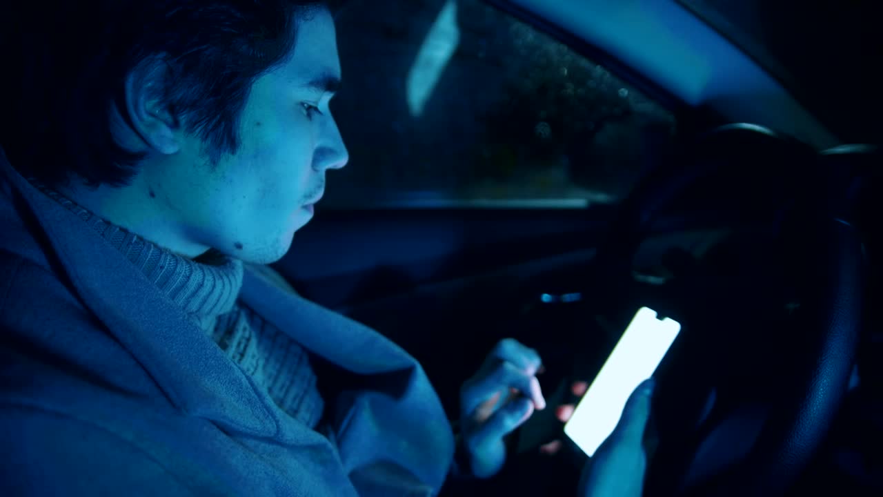 Free Stock Video Young Male Driver Scrolling On His Smartphone Live Wallpaper - Free Download