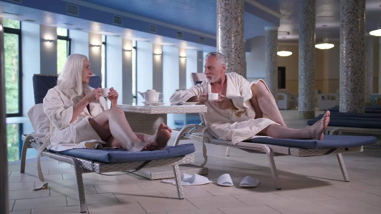 Stock Video Older Couple Having A Drink By The Pool Live Wallpaper - Free Download