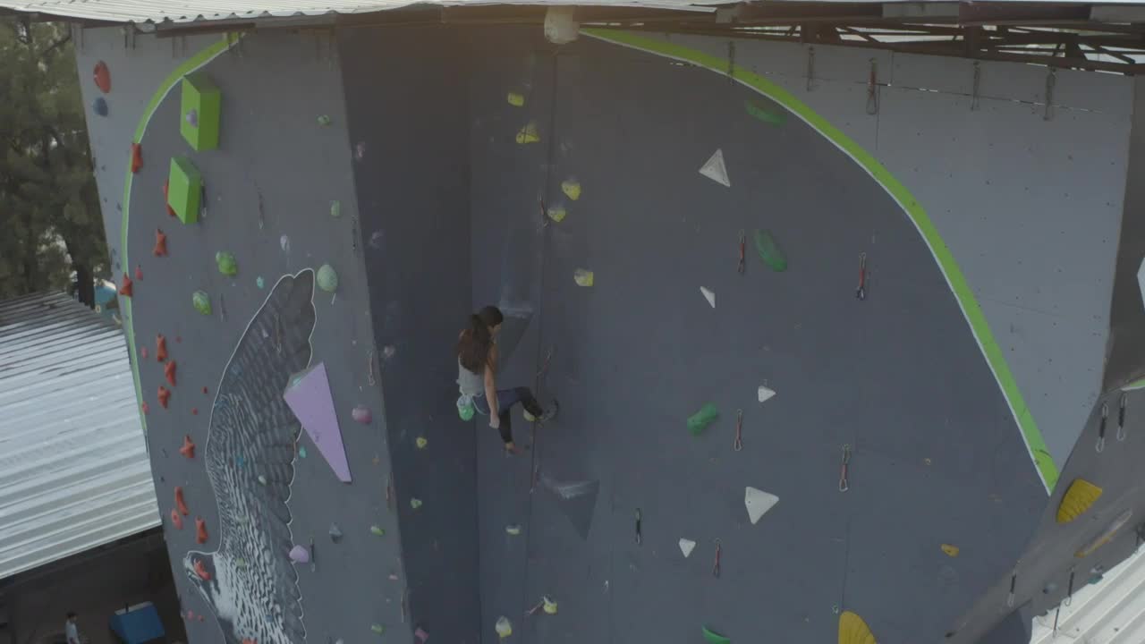 Stock Video Girl Descending From A Mountaineering Tower With A Harness Live Wallpaper For PC - Free Download