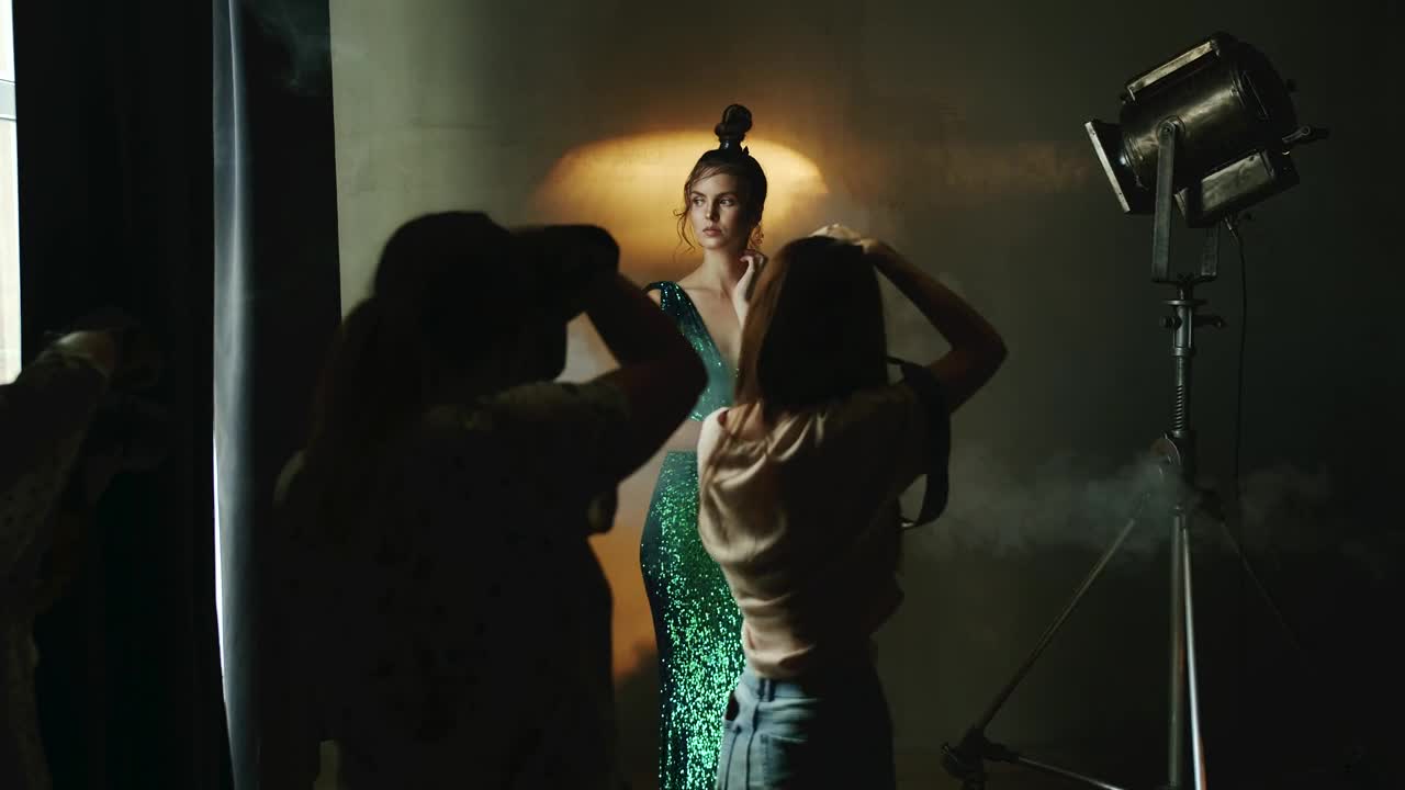 Video Stock Photographers Shoot Model In Studio With Smoky Lights Live Wallpaper Free - Free Download