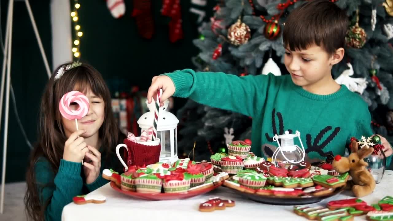 Video Stock Children Celebrating Christmas With Candies Live Wallpaper For PC - Free Download