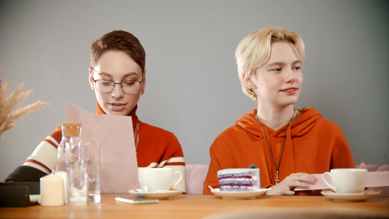 Free Stock Video Two Cheerful Women Ordering In A Restaurant Live Wallpaper - Free Download