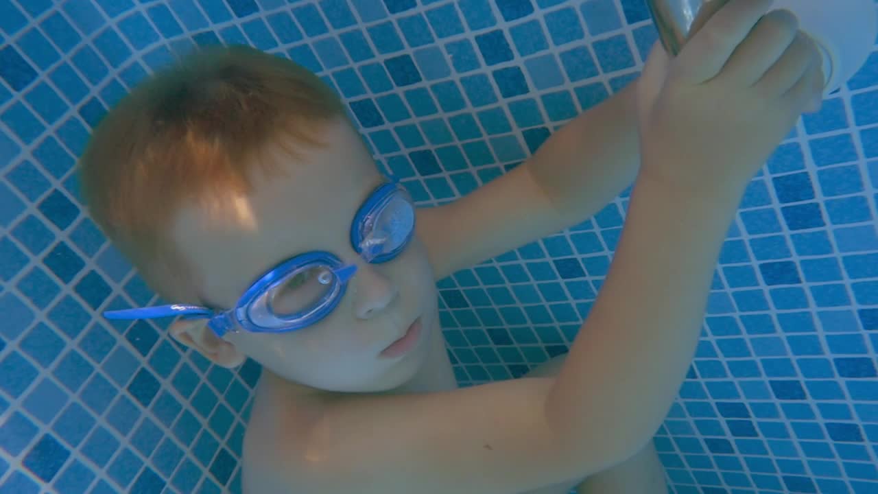 Stock Video Holding His Breath Under The Water Animated Wallpaper - Free Download