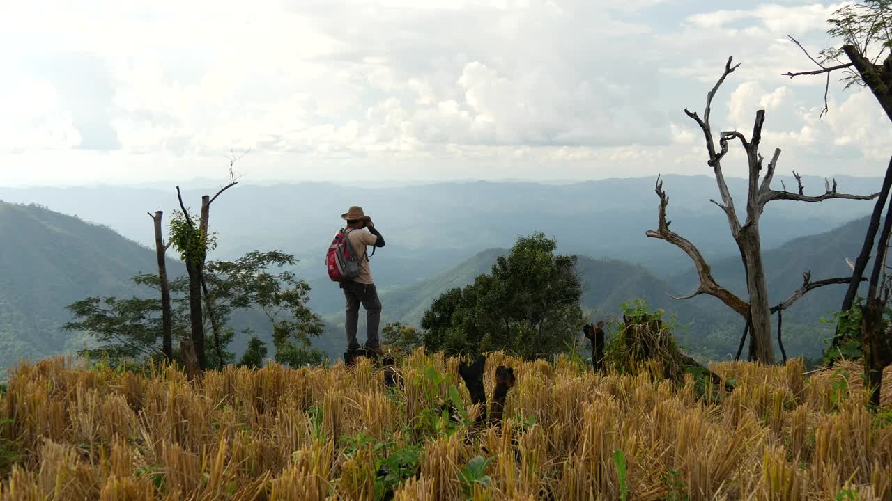Stock Video Man Taking Photographs In The Mountai Animated Wallpaper - Free Download