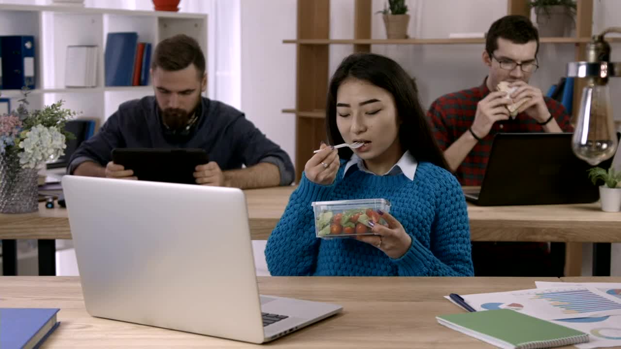 Free Video Stock Staff Eating At Their Desk Live Wallpaper - Free Download