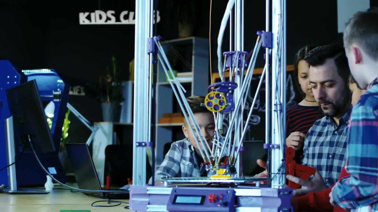 Free Video Stock teacher explaining  d printing to kids in class Live Wallpaper - Free Download