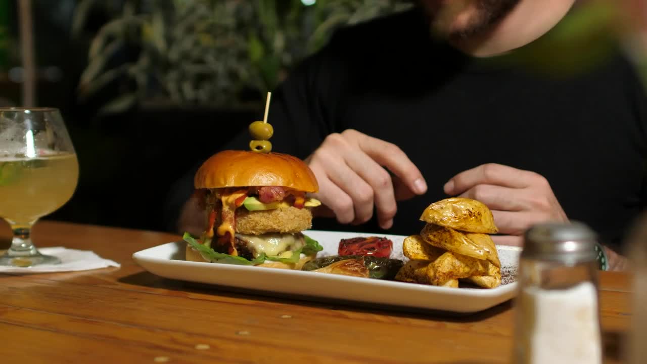 Stock Video Man Eating A Hamburger Animated Wallpaper - Free Download