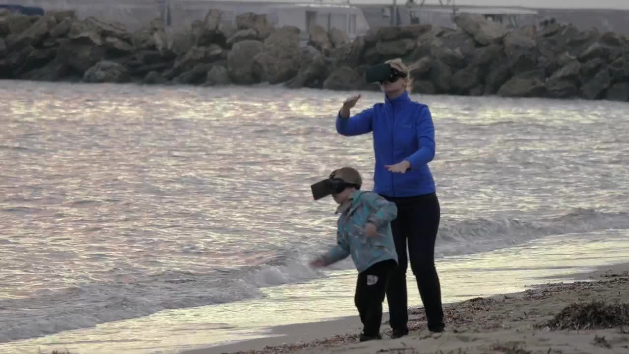 Stock Footage Using Vr At The Seashore Live Wallpaper - Free Download