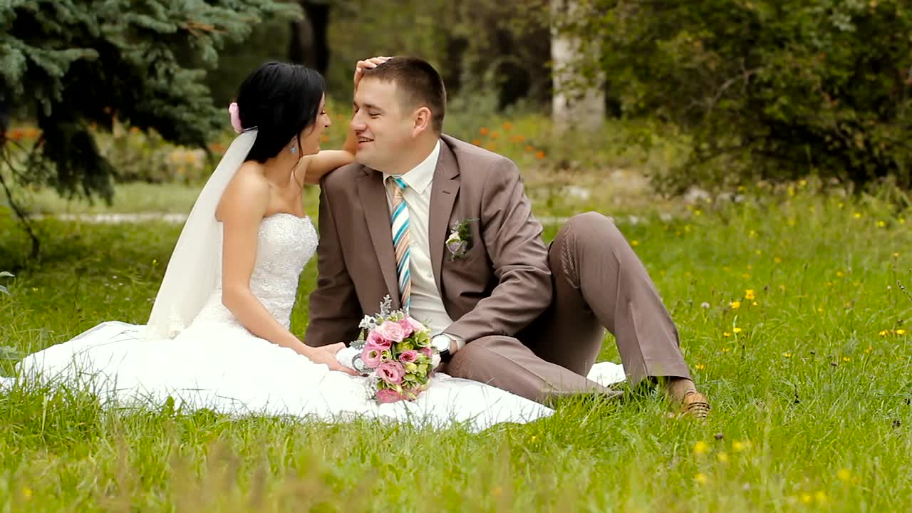 Stock Video Happy Newlywed Couple In The Park Animated Wallpaper - Free Download