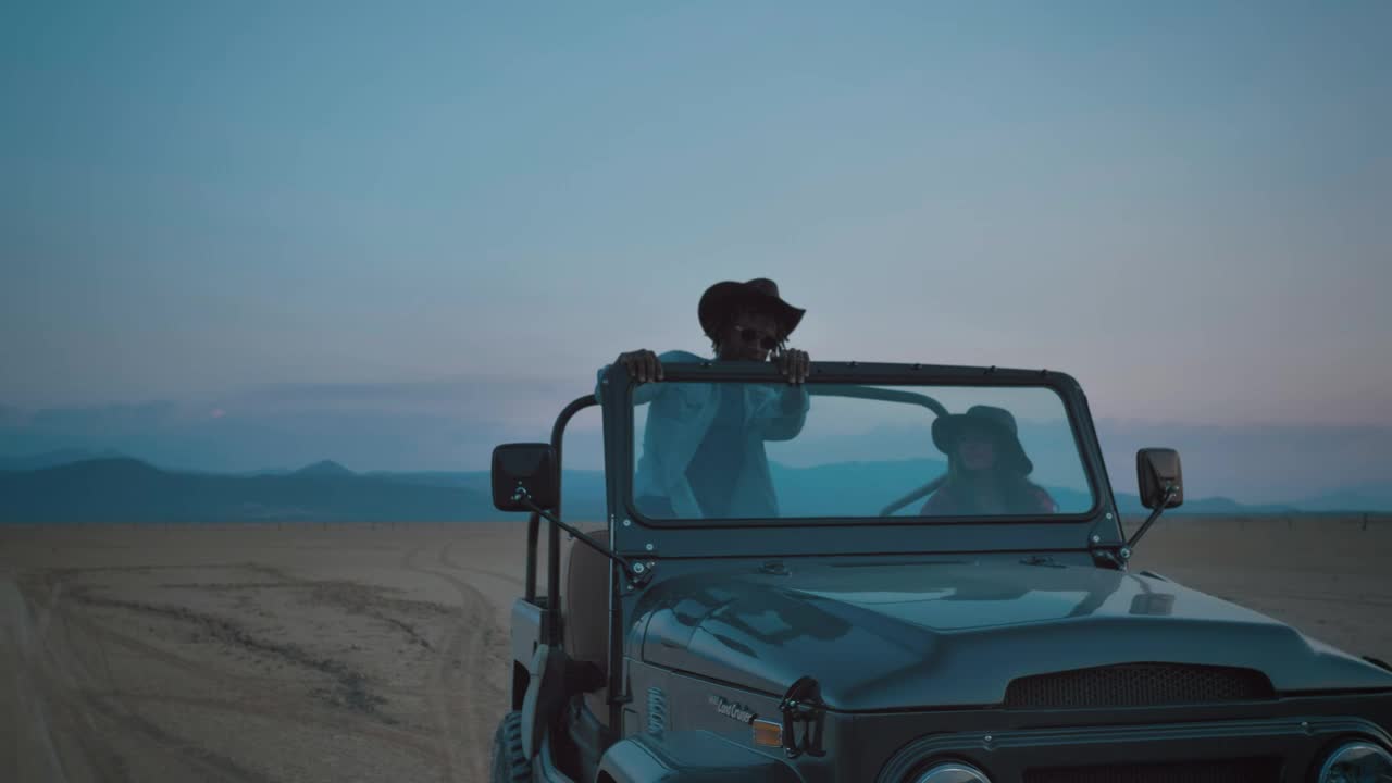 Free Stock Video Wanderlusts Traveling In A Jeep Make A Stop Live Wallpaper - Free Download