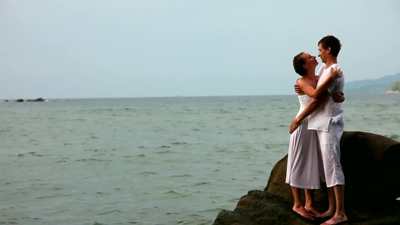 Stock Video Couple Kissing In The Beach Live Wallpaper For PC - Free Download