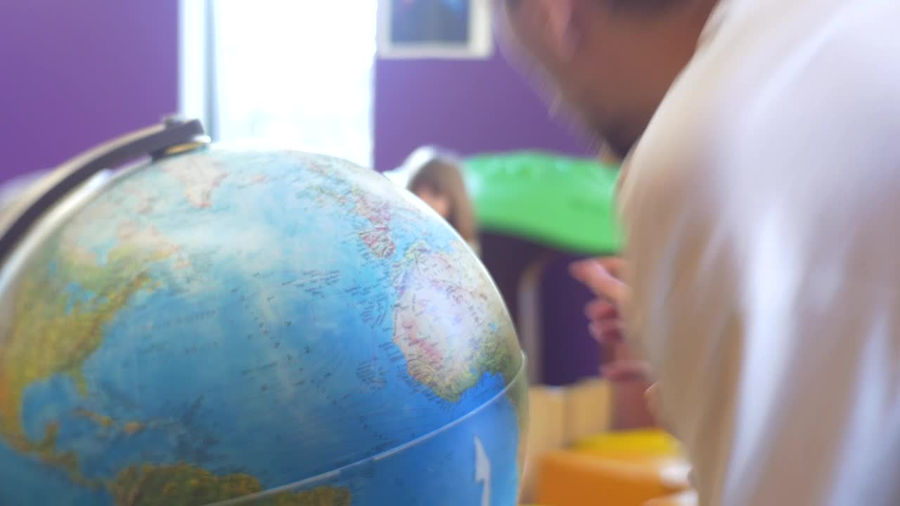 Stock Video Man With Little Girl Pointing At The Glob Animated Wallpaper - Free Download