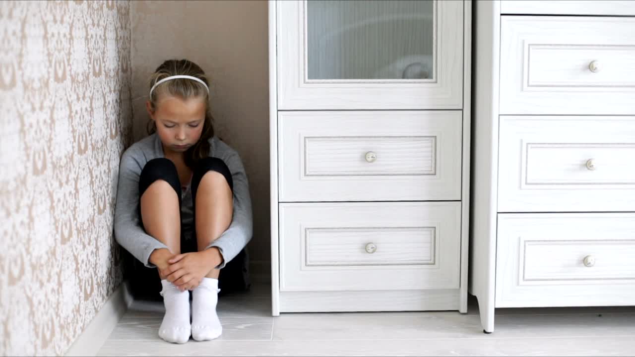 Stock Video Girl Hiding From Her Angry Parents Live Wallpaper For PC - Free Download