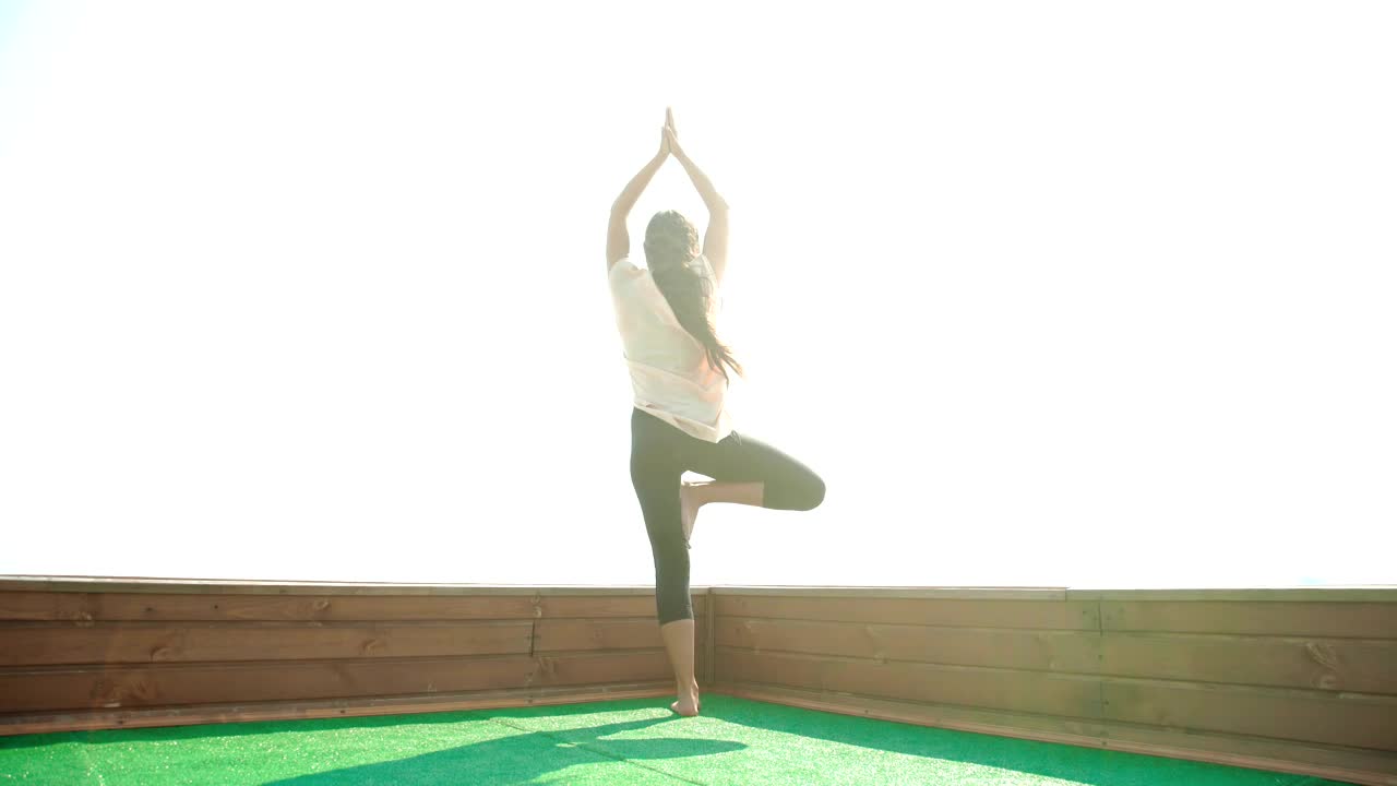 Free Stock Video Woman Practicing Yoga And Meditation On A Rooftop Live Wallpaper - Free Download