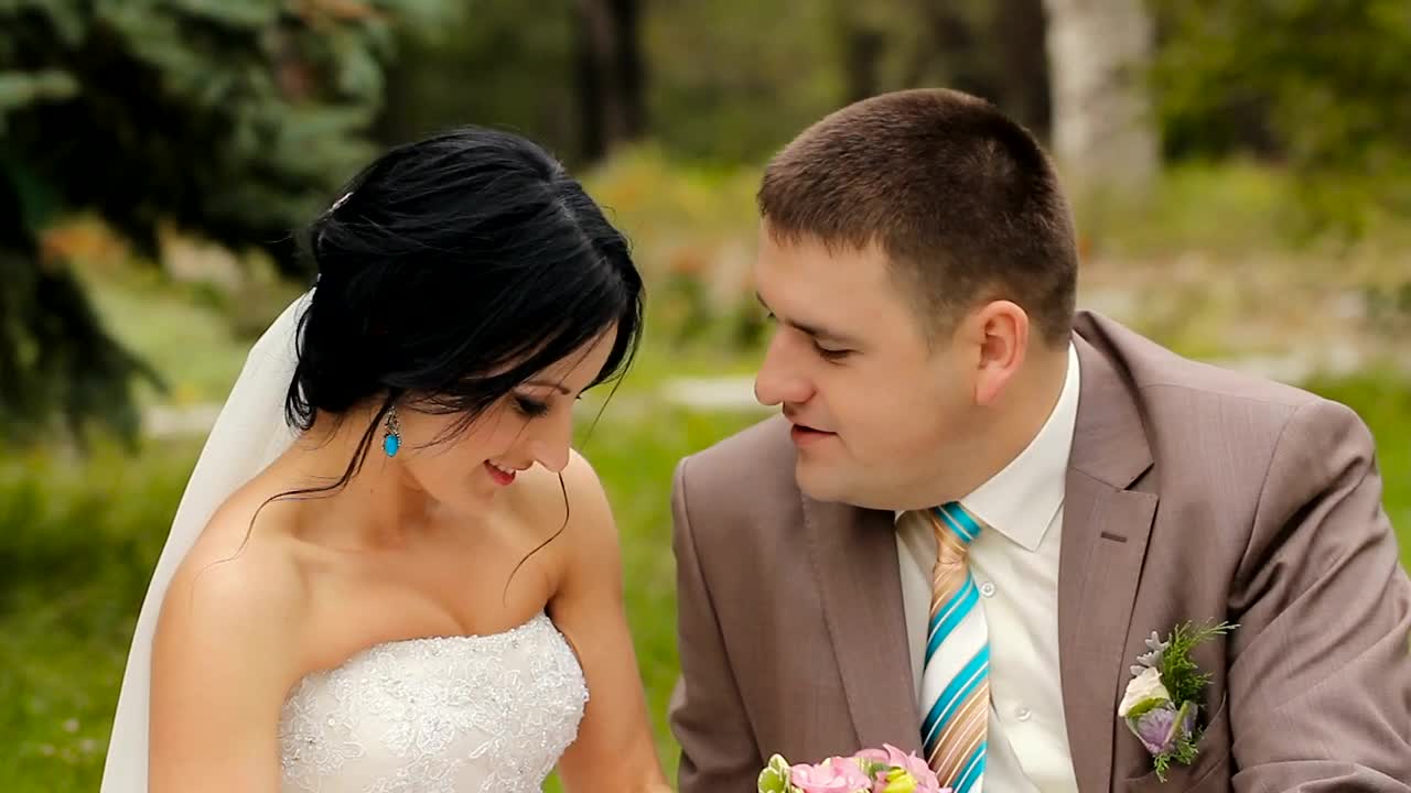 Stock Video Happy Newlyweds In The Garden Animated Wallpaper - Free Download