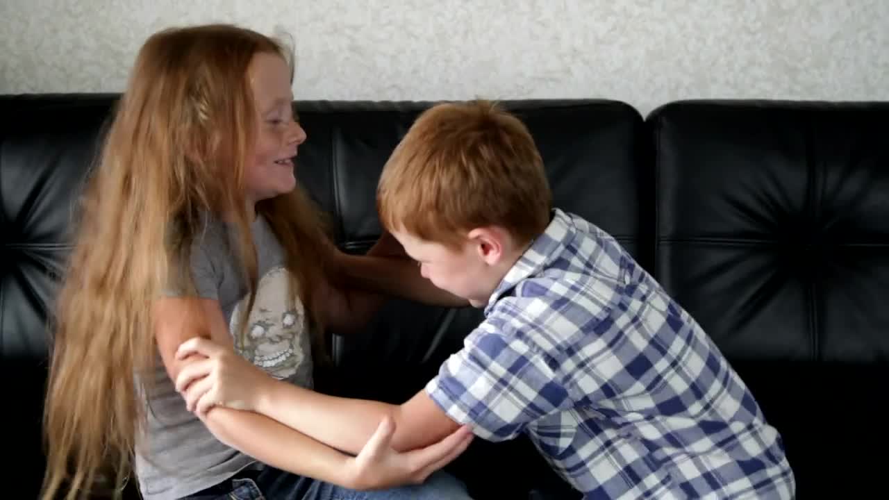 Free Stock Video Siblings Play Fighting At Home Live Wallpaper - Free Download