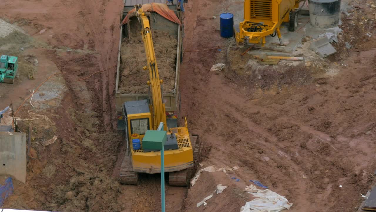 Stock Video Excavator Loading Up A Truck Live Wallpaper For PC - Free Download