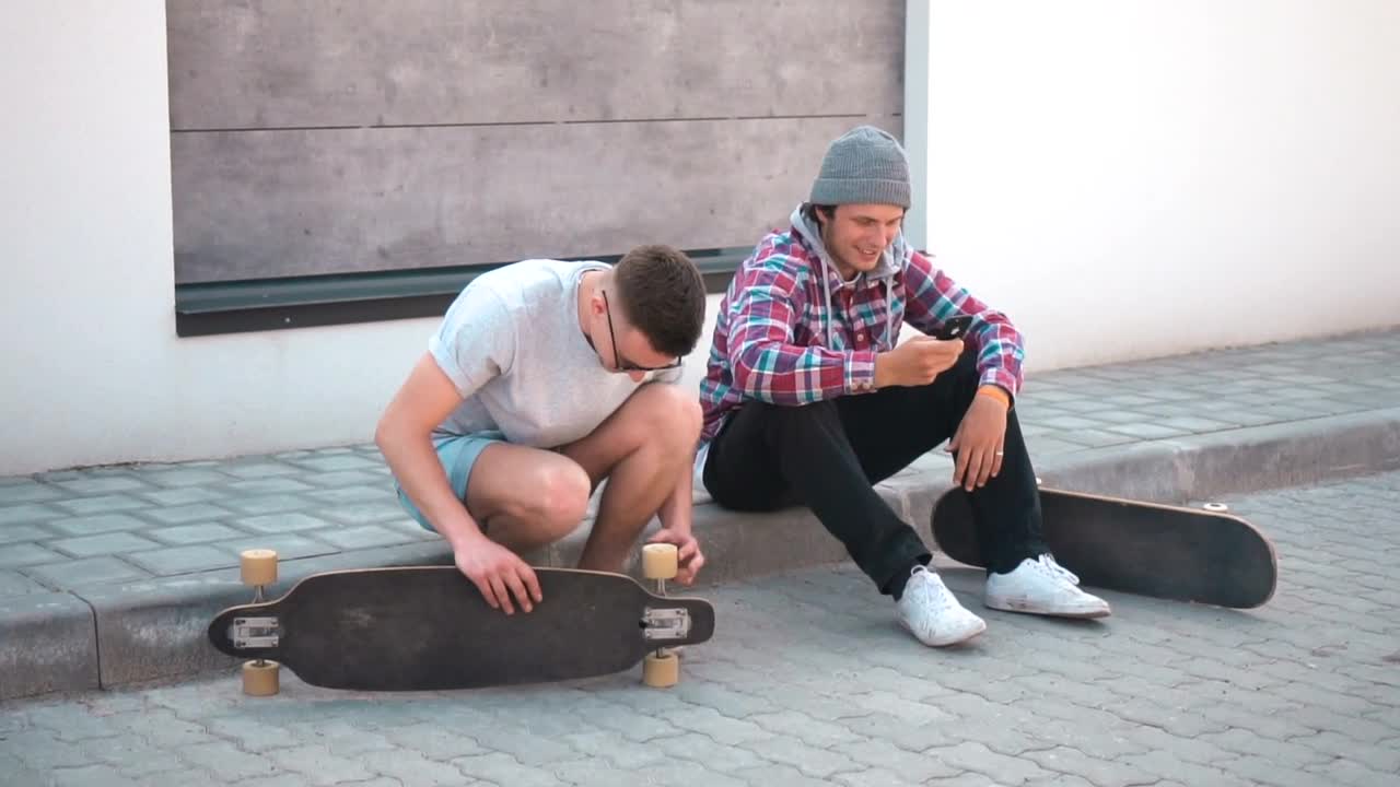 Free Stock Video Skateboarder Fixing His Board Live Wallpaper - Free Download