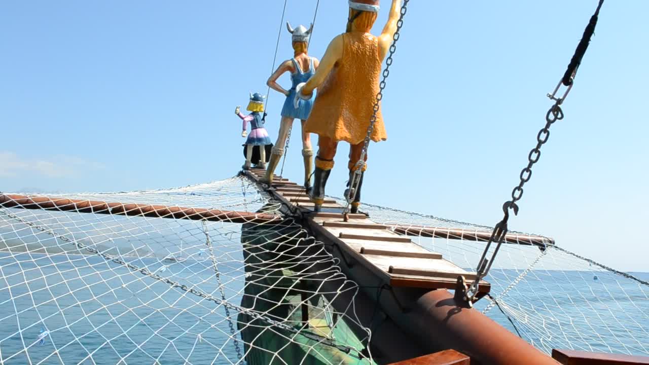 Stock Video Figurines At The Front Of A Ship Live Wallpaper For PC - Free Download