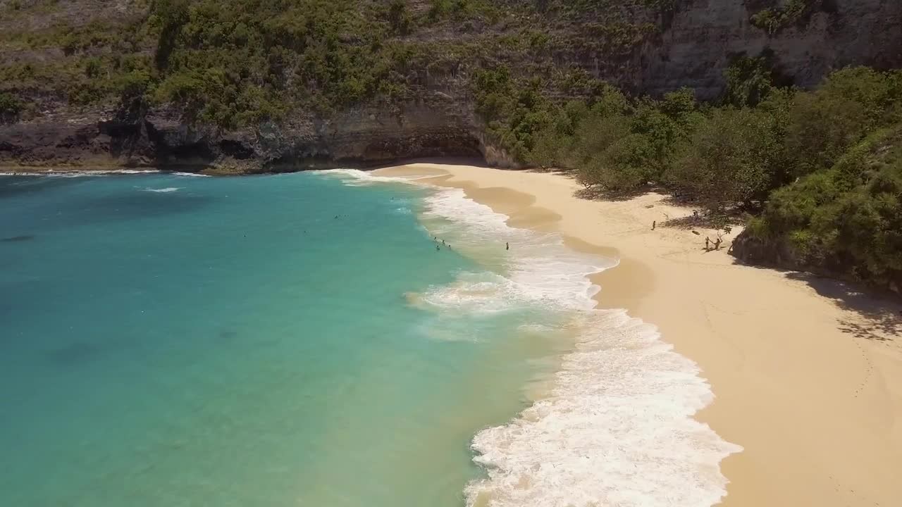 Free Stock Video Waves Breaking On A Hidden Beach Live Wallpaper - Free Download