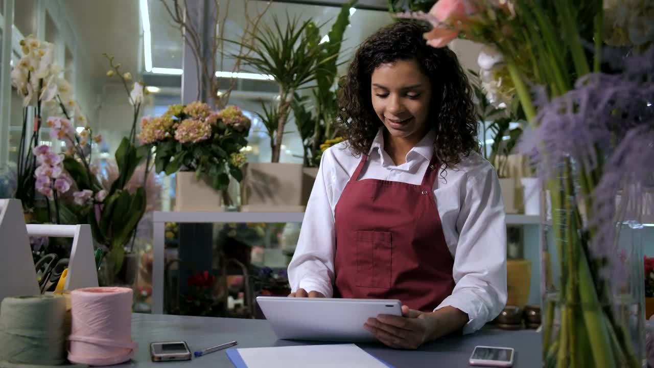 Stock Video Florist Using A Tablet To Take Orders Live Wallpaper For PC - Free Download