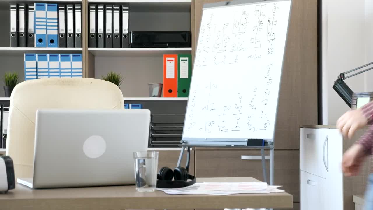Stock Video Developer Tries Out New Innovative Vr Technology Live Wallpaper For PC - Free Download