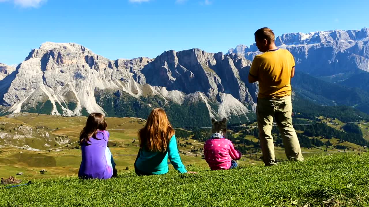 Stock Video Family Enjoying The Mountain View Live Wallpaper For PC - Free Download