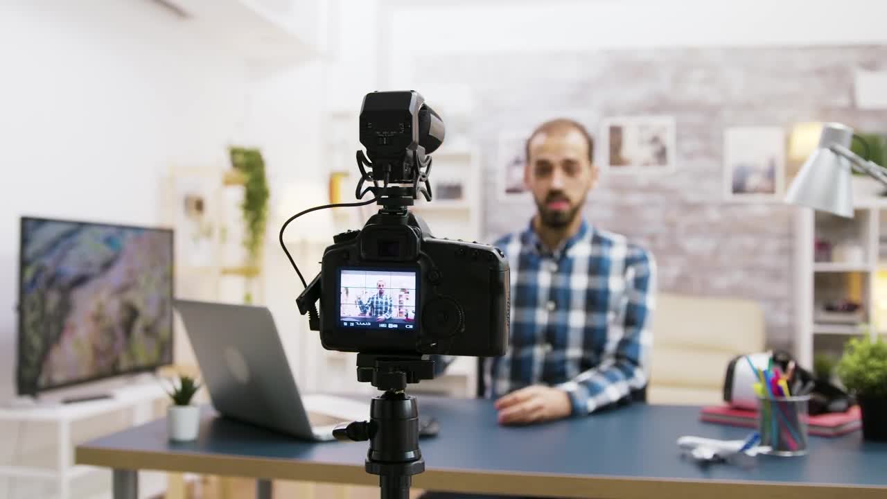 Stock Footage Vlogger Chats To Subscribers From Home Studio Live Wallpaper - Free Download