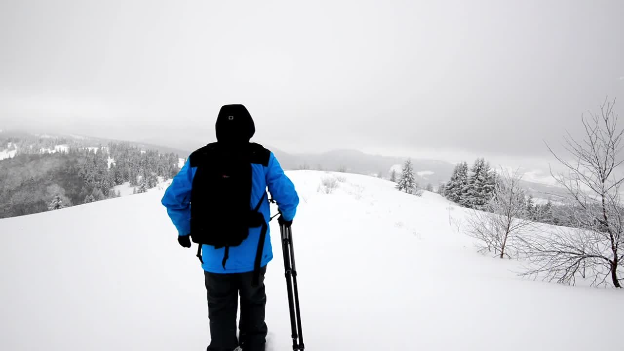 Video Stock Photographer With A Camera And Tripod In The Snow Live Wallpaper Free - Free Download