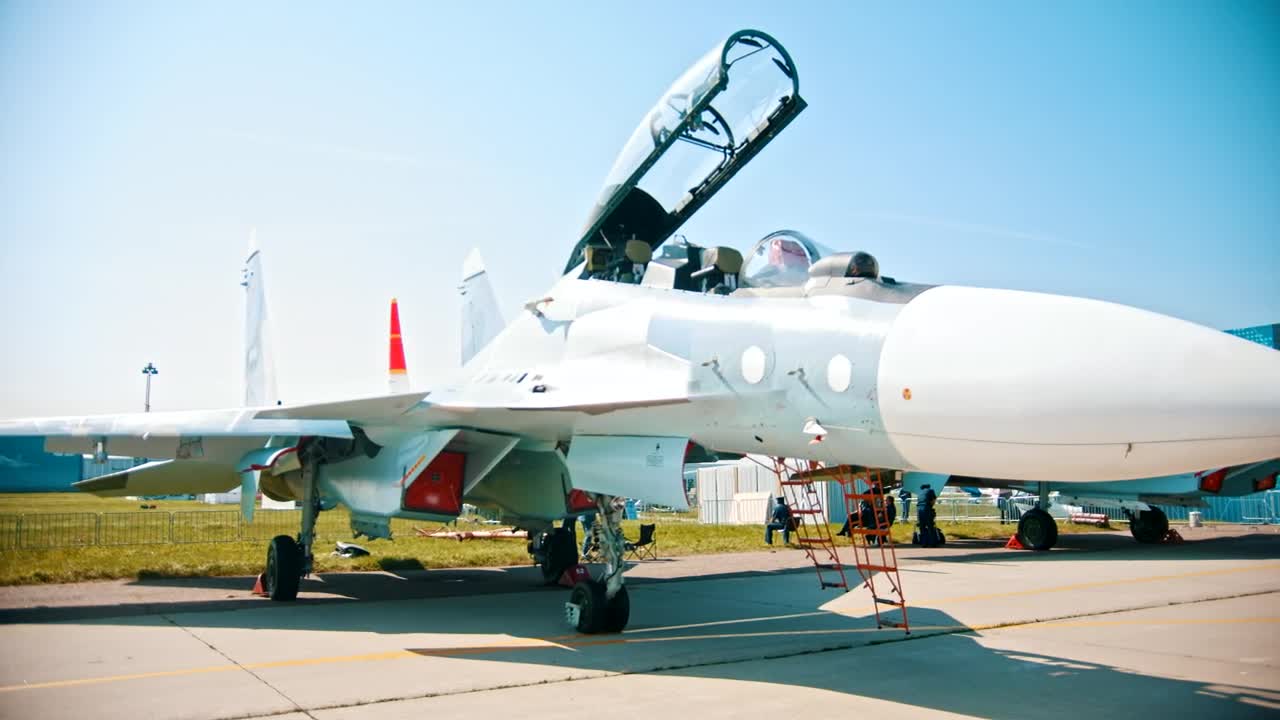 Free Stock Video White Jet Parked On A Runway In The Sun Live Wallpaper - Free Download