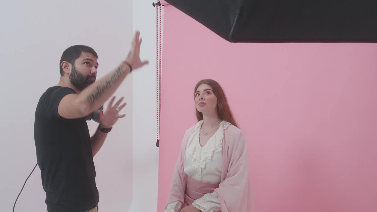 Video Stock Photographer Giving Directions To A Model In A Session Live Wallpaper Free - Free Download