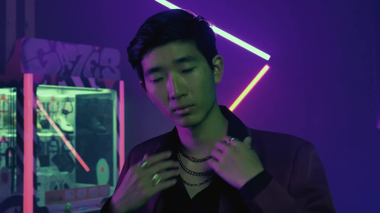 Free Video Stock Stylish Gangster Man In A Dark Arcade Spot Live Wallpaper - Free Download