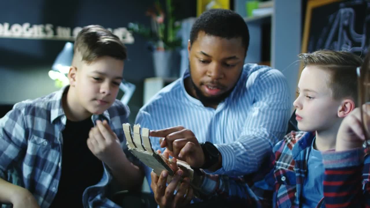 Free Video Stock teacher explaining the robotic mechanism Live Wallpaper - Free Download