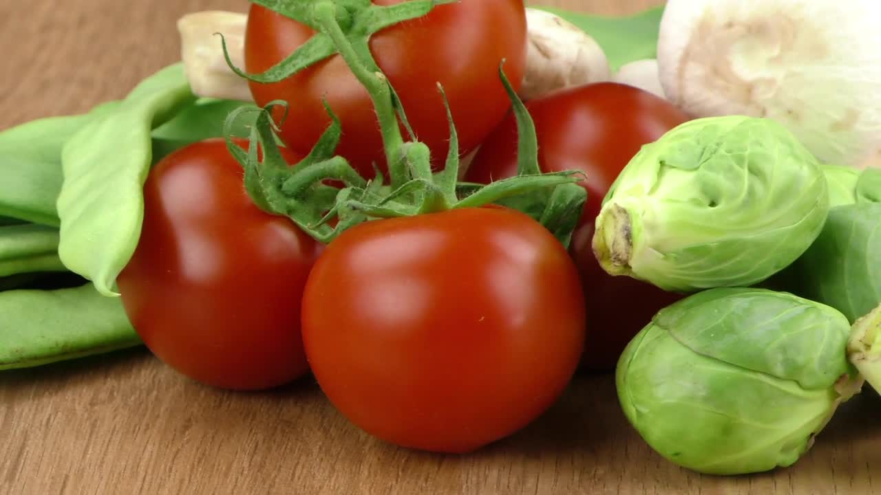 Free Video Stock tomatoes lettuce and mushrooms Live Wallpaper - Free Download