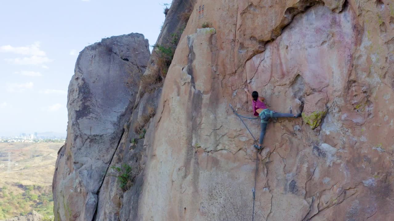 Free Stock Video Young Woman Practicing Extreme Mountaineering On A Mountain Live Wallpaper - Free Download