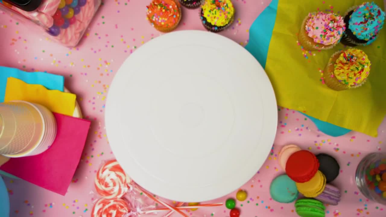 Video Stock Placing A Cake In The Center Of A Party Table Live Wallpaper Free - Free Download